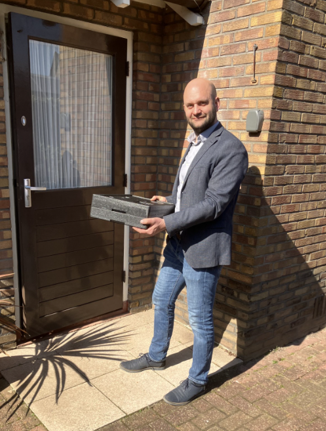 Wethouder bezorgt maaltijden